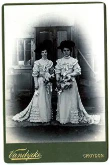 Frilly: Two women in a wedding photo
