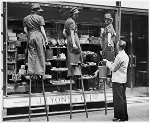 Georginas: WOMEN WINDOW CLEANERS