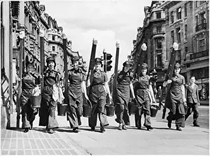 Georginas: WOMEN WINDOW CLEANERS