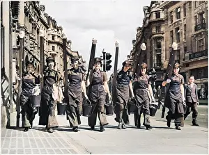Georginas: WOMEN WINDOW CLEANERS