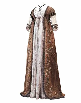 Gracefulness: Women's dress embroidered with leaf decorations
