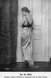 Apparel: Women's fashion, 1920