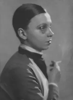 Imitating: Women's fashion from 1925