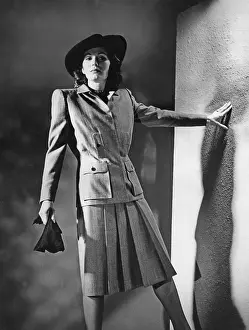 Pleated: Women's fashion, 1942