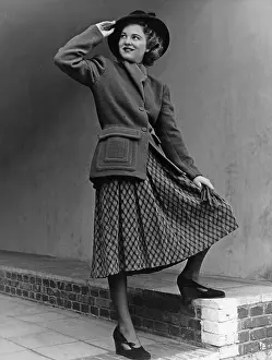 Pleated: Women's fashion, 1942