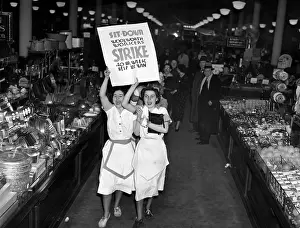 Stor: Woolworth workers go on strike in New York, ?