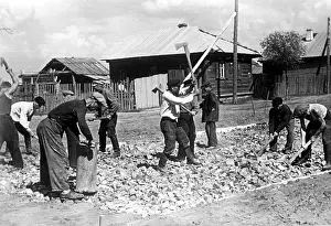 Restores: Work assignment of Russian civilians in the road, 1941