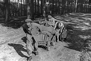 Sacks: Worker family from Saarland transporting heating material