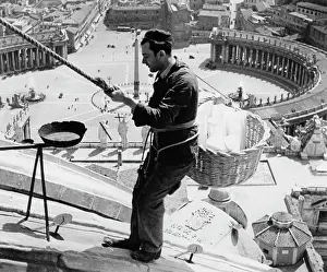 Vatikan: A worker at the fascade of St. Peter's Basilica