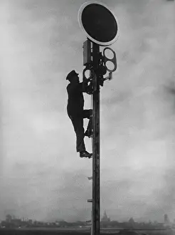 Reichsbahn: Worker at a railroad signal, 1936