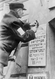 Nail: A worker in the Warsaw Ghetto exchanging a German or Polish-