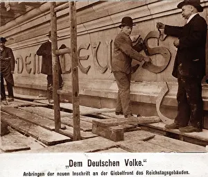 Accommodate: Workers attach letters, Dem Deutschen Volke, WW1