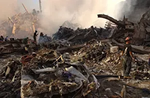 Smoldering: Workers attack the pile of twisted steel ?