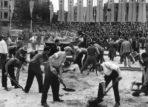 Shovel: Workers in Berlin, 1938