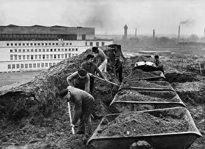 Deutschlandhalle: Workers during the building of a decorative complex in Berl