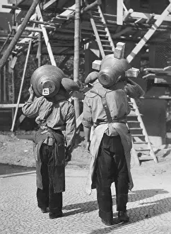 Doenhoffplatz: Workers carry bells to the construction site, 1935