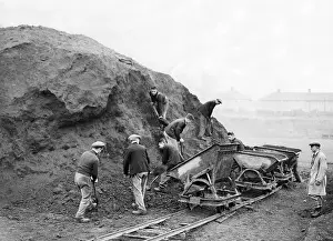 Mounds: Workers in Carshalton, 1936