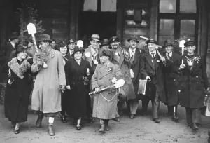 Facilities: Workers coming home, 1938