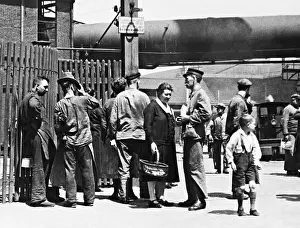 Packages: Workers during the lunch break, 1933