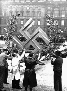 Reichswehr: Workers mounting swastika on a maypole in Berlin