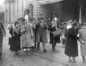 Bahnhof: Workers from the Westwall - Siegfried Line arrive in Berlin
