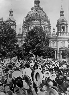 Lcgr0113: World War 1. Crowd of Germans men cheering the