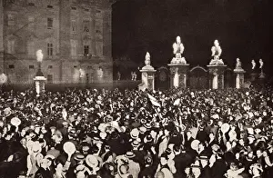 Lcgr0113: World War 1. London crowds cheering the Royal