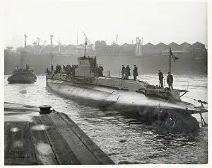 Submersible: World War II launch of a new British submarine