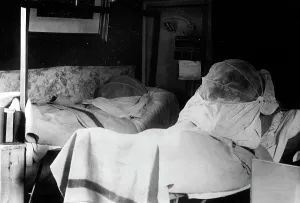 Mosquito: Wounded soldiers with mosquito nets, 1916