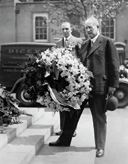 Schoenburg: Wreath laying