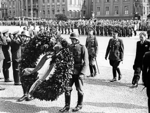 Neue: Wreath laying in Berlin, 1940