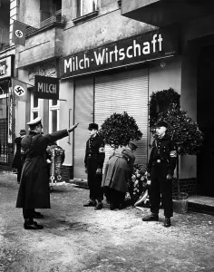 Hitlerjugend: Wreath-laying ceremony by Artur Axmann for