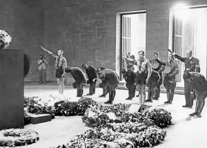 Bows: Wreath-laying ceremony in Berlin, 1938