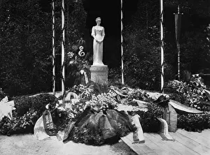 Modeled: Wreaths at the monument of the Empress Elizabeth of