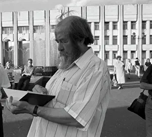Quick: Writer Aleksandr Solzhenitsyn returns to Russia, 1994