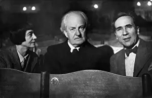 Falckenberg: The writer Gerhart Hauptmann (middle) and the theater