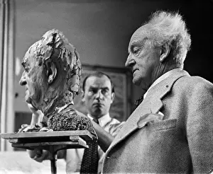Arno: The writer Gerhart Hauptmann models for a bust for