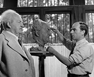 Arno: The writer Gerhart Hauptmann poses for Arno Breker