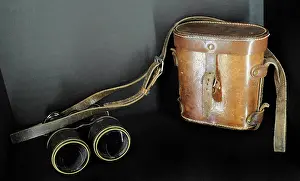 Instrumental: WW1 (1914-1918). Binoculars with case that belonged