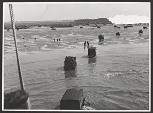 Overlord: WW2 - Operation Overlord - unloading equipment