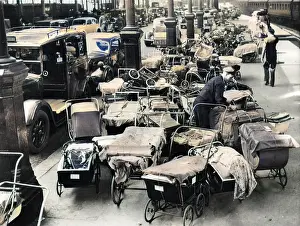 Massed: WW2 - Prams with possessions return with Evacuees going home