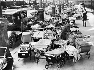 Massed: WW2 - Prams with possessions return with Evacuees going home