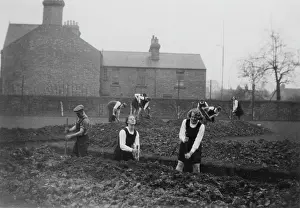 Bpeosa: WW2 - Students digging trenches - Munich crisis