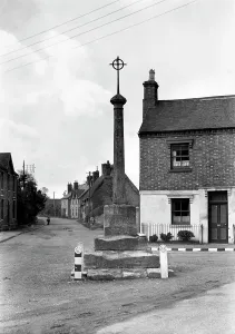Wyre: Wyre Piddle, the Cross c1965