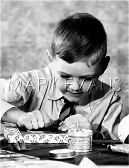 Frugal: XMAS WRAPPING BOY