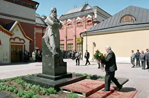 Installed: Yeltsin visits Thetyakov gallery