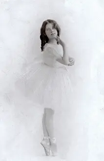 Pointe: Young ballerina in a studio photo