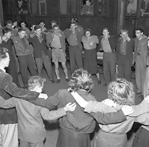 Communits: Young Communits dance
