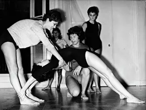 Supple: Young Girls learn gymnastics