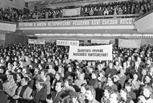 Demand: Young people demand disarmament, 1981